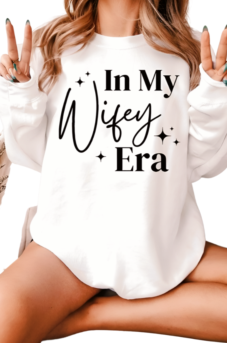 IN MY WIFEY ERA OVERSIZED GRAPHIC SWEATSHIRT